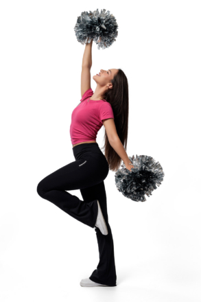 Športový portrét cheerleaderky Vixen s pomponmi